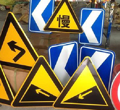 长宁县标识标牌中颜色的确定是很重要的。